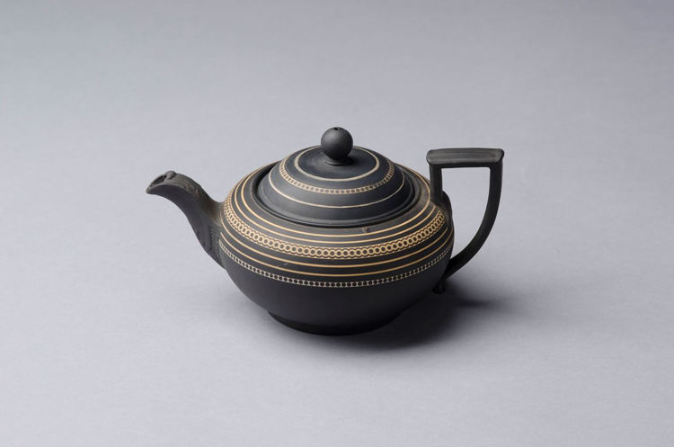 Picture of Covered Teapot in Black Basalt