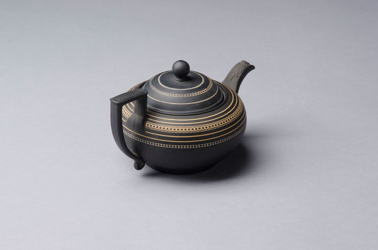 Picture of Covered Teapot in Black Basalt