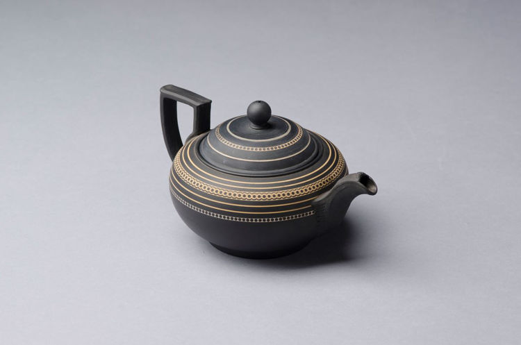 Picture of Covered Teapot in Black Basalt