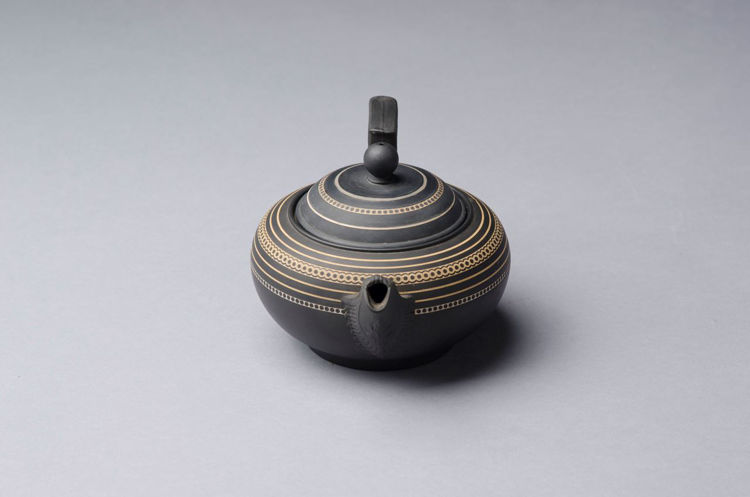 Picture of Covered Teapot in Black Basalt