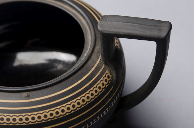 Picture of Covered Teapot in Black Basalt