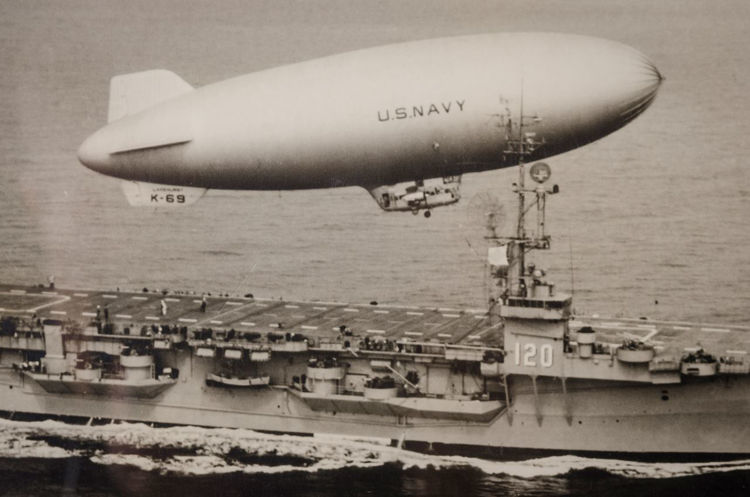 Picture of Ship and Zeppelin - US Navy