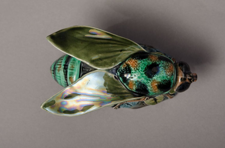 Picture of Majolica Bee Form Matchbox